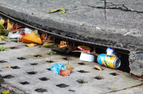 Acumulación de basura en los tragantes es uno de los factores que estaría provocando inundaciones urbanas