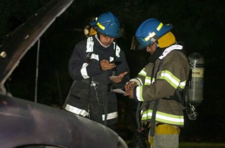 Bomberos atienden incendio de vehículo en Cojutepeque, Cuscatlán