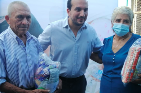 Alcalde de Zaragoza continúa apoyando a adultos mayores con entrega de canastas alimentarias