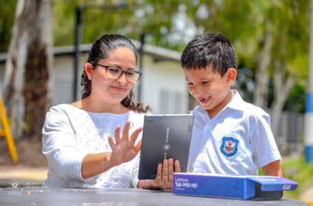 Alumnos de Mejicanos beneficiados con tablets por Educación