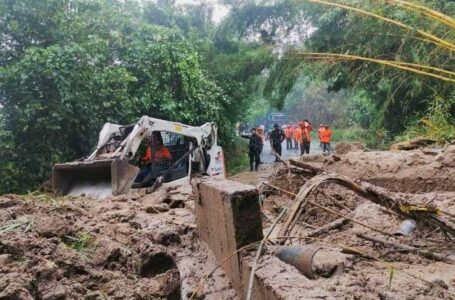 A pesar de lluvias moderadas, suelos están saturados de agua, advierte Presidente Bukele