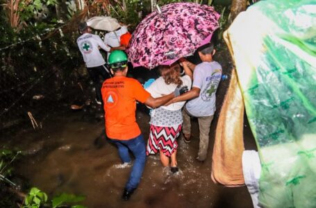 Protección Civil evacua y traslada a familias afectadas por lluvias