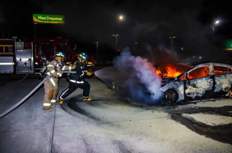 Bomberos atienden un incendio de un automóvil frente a Plaza Venecia, Soyapango