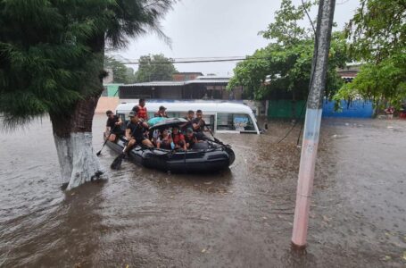 Elementos de la FAES rescatan a personas atrapadas en microbús de la 29-A en la Santa Lucía