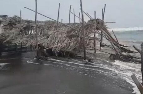 Oleaje fuerte y rápido destruye ramadas en la Playa Garita Palmera