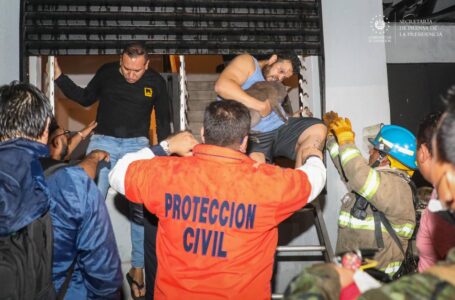 Bomberos y Protección Civil evacúan a 68 personas de incendio en Antiguo Cuscatlán