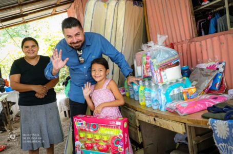 Entregan alimentos, agua y juguetes a familia afectada por las lluvias en Soyapango