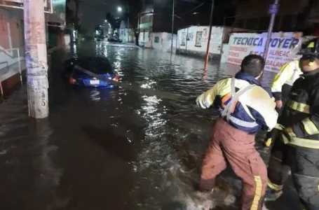Lluvias en Ciudad de México inundan calles y arrastran vehículos