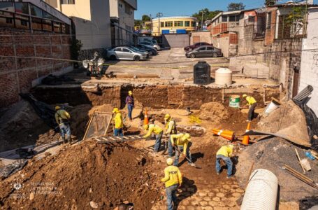 Reconstrucción de muro y drenajes en residencial Loma Linda continúa