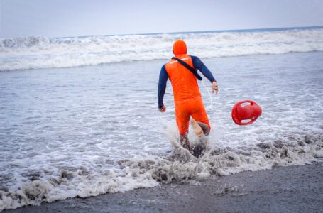 Guardavidas salvan de ahogarse a joven de 14 años en playa San Diego