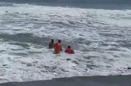 Protección Civil rescata a dos personas de ahogarse en playa Mizata