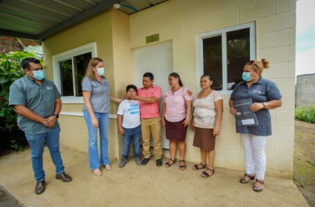 Ministerio de Vivienda entrega casa a familia de escasos recursos de Izalco