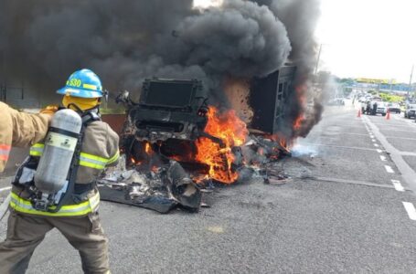 Bomberos sofocan incendio de camión en carretera a San Martín