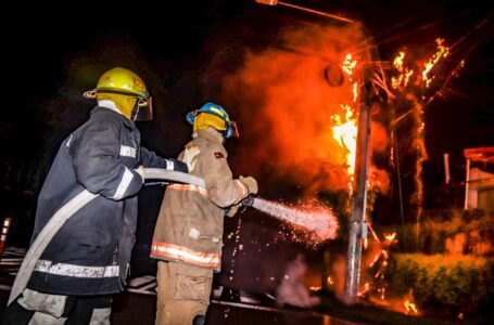 Sofocan incendio en poste de telefonía y cable cerca del redondel Luceiro de San Salvador