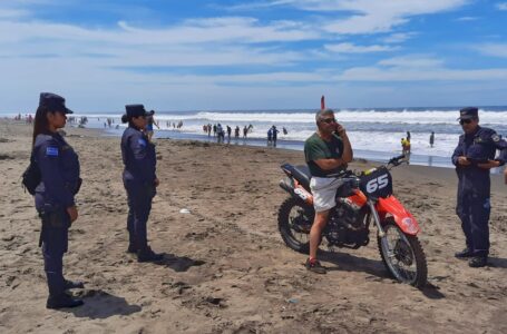PNC multa a personas que metieron vehículos en las playas