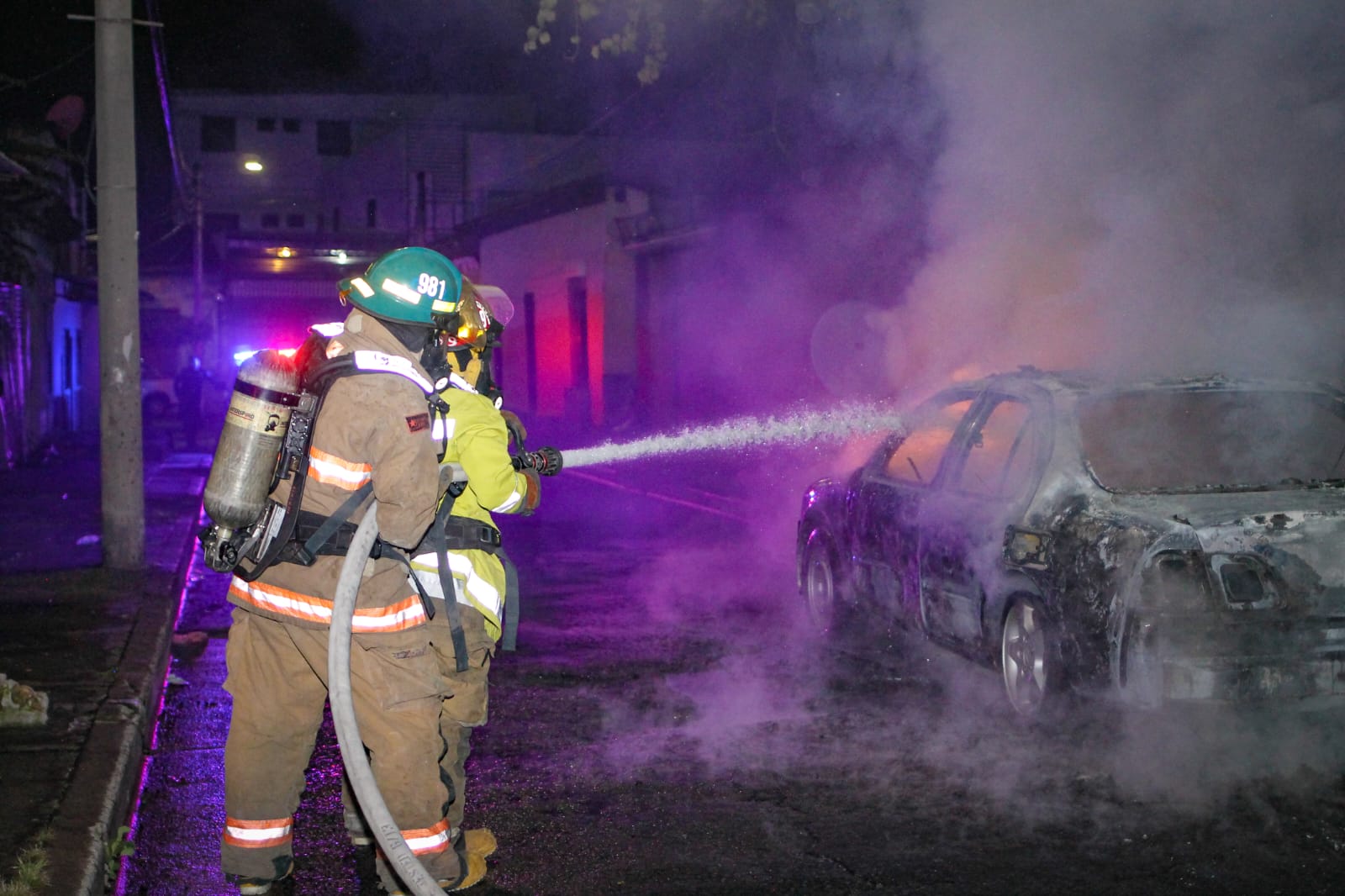 Bomberos Sofocan Incendio De Vehículo En San Salvador Política Stereo 7979