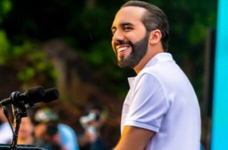 Bajo el sol o fuertes lluvias, Nayib Bukele trabaja en beneficio de la población