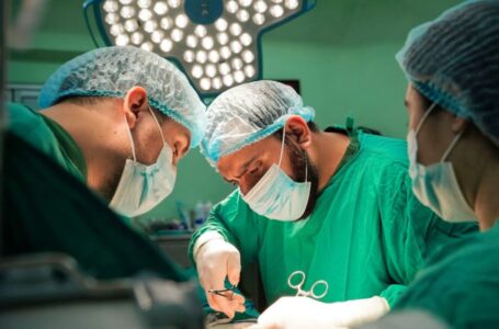 Francisco Alabi se sumó a jornada de tiroidectomía realizada en Hospital San Rafael