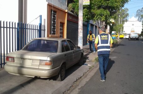 VMT impone sanciones en San Miguel por vehículos que obstruyen las aceras