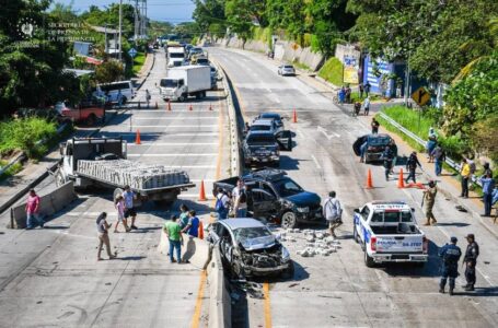 Protección Civil atiende masivo accidente de tránsito con ocho vehículos involucrados