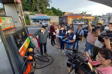 Defensoría del Consumidor verifica precios de combustibles en gasolineras de San Salvador