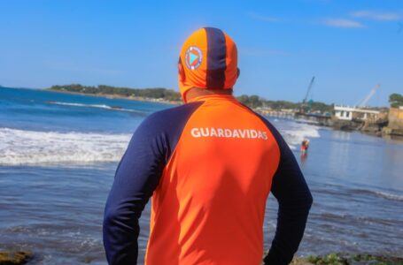 Protección Civil rescata a tres menores que ignoraron advertencia de corrientes rápidas en playa El Espino