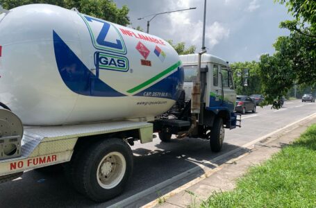 Camiones de empresa gasera son sancionados en control a carga pesada