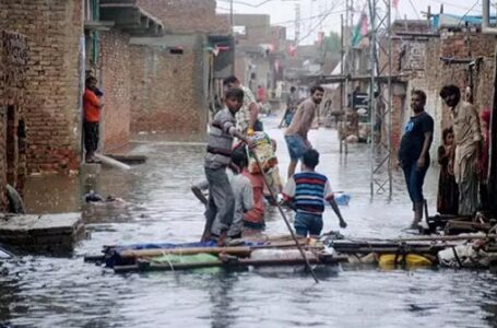 Lluvias en Pakistán arrasan con todo y dejan al menos mil muertos