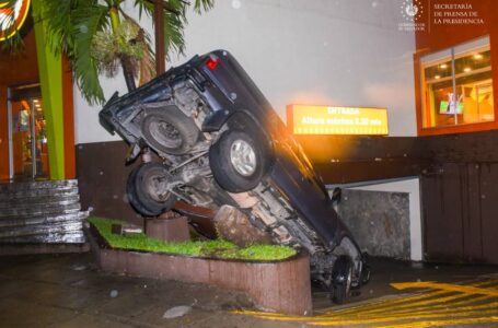 Retiran vehículo que se accidentó en la entrada del parqueo de restaurante de comida rápida