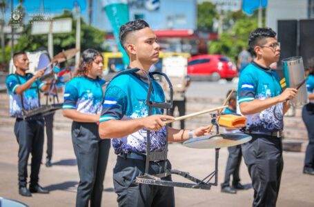 Jóvenes ponen en práctica sus habilidades musicales en concurso de banda de paz