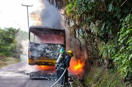 Bomberos sofocan incendio en autobús y trasladan a personas afectadas
