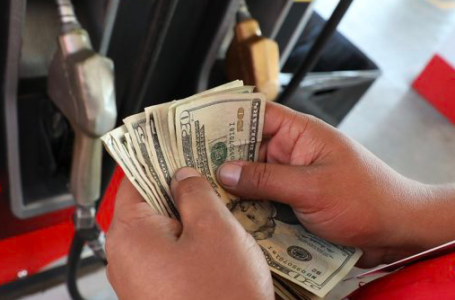 Salvadoreños acceden al combustible a un bajo costo gracias al subsidio brindado por el gobierno