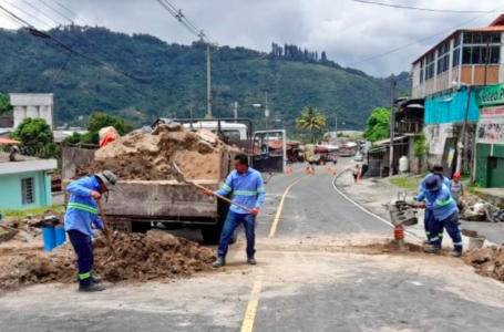 Personal de ANDA asfalta tramos de calle donde reparan fugas de agua