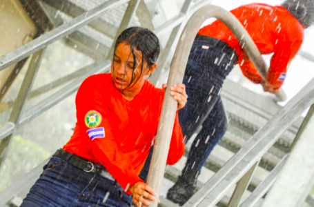 Futuras bomberas reciben instrucción sobre manejo de mangueras y presión de agua