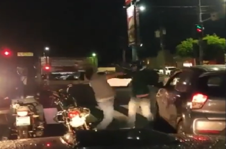 Se dan a golpes un motociclista y un conductor particular en la vía pública