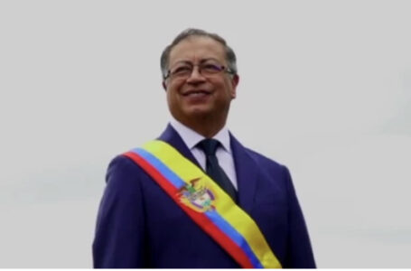 Gustavo Petro asume la presidencia de Colombia y jura respetar la constitución