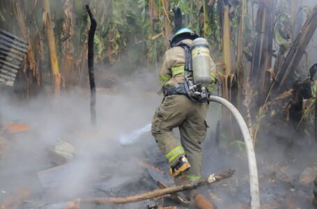 Bomberos sofocan incendio en una vivienda en Jayaque