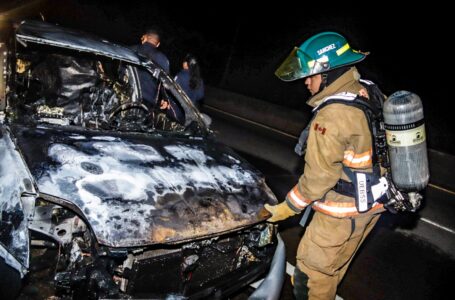 Ciudadano y Bomberos apagan incendio en vehículo en redondel Integración