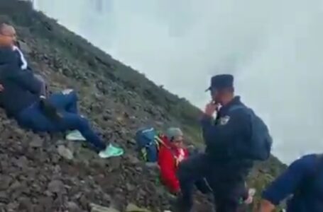 Protección Civil rescata a turistas extraviados en volcán de Izalco