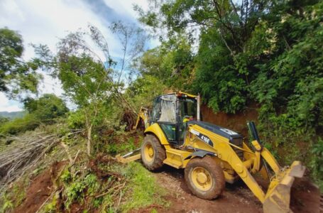 Retiran derrumbe en calle principal del cantón El Zapote de Chalatenango