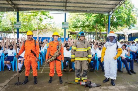 Bomberos desarrolla charla educativa sobre prevención de incendios en Centro Escolar de Chalatenango