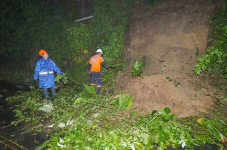 Protección Civil desaloja escombros en la calle a Huizúcar, Planes de Renderos
