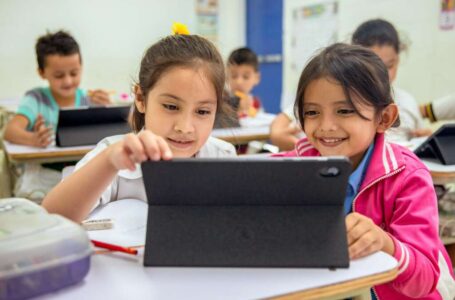 Padres de familia son responsables del buen resultado educativo de sus hijos: Presidente Bukele