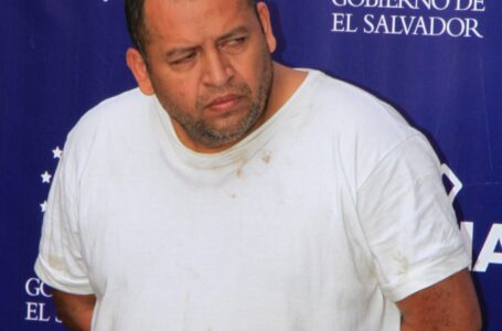 Gobierno presenta a agente de PNC involucrado en asalto a local de la colonia Médica