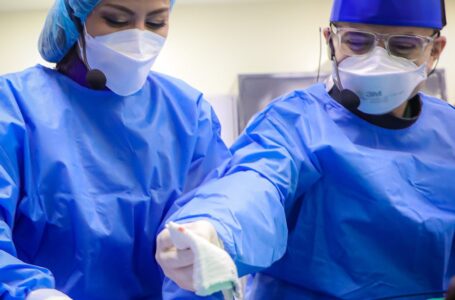 Médicos del ISSS corrigen problema de cardiopatía congénita sin cirugía de corazón abierto