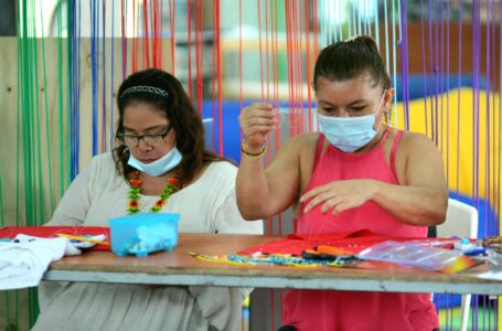 Alcalde de Zaragoza promueve taller de bisutería en el municipio