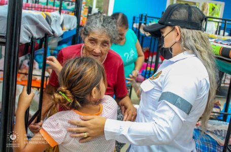 Gobernadora de La Unión verifica atención de familias en albergue del distrito Las Tunas