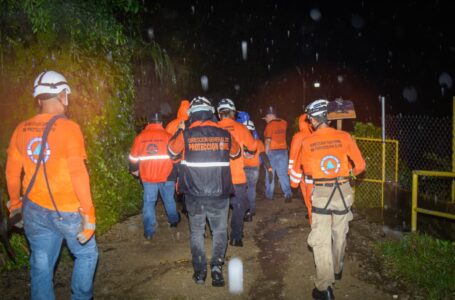Protección Civil atiende derrumbe de gran magnitud en Chalatenango