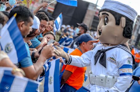 Salvadoreños celebran la Independencia destacando la seguridad y tranquilidad