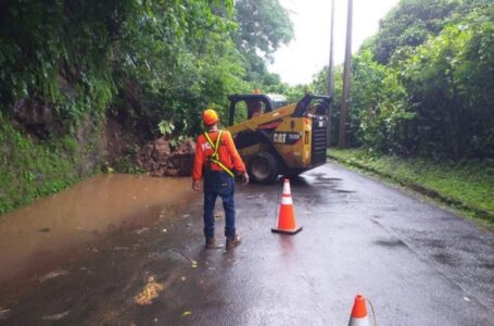 MOP despeja carretera tras derrumbe en Sonsonate por lluvias